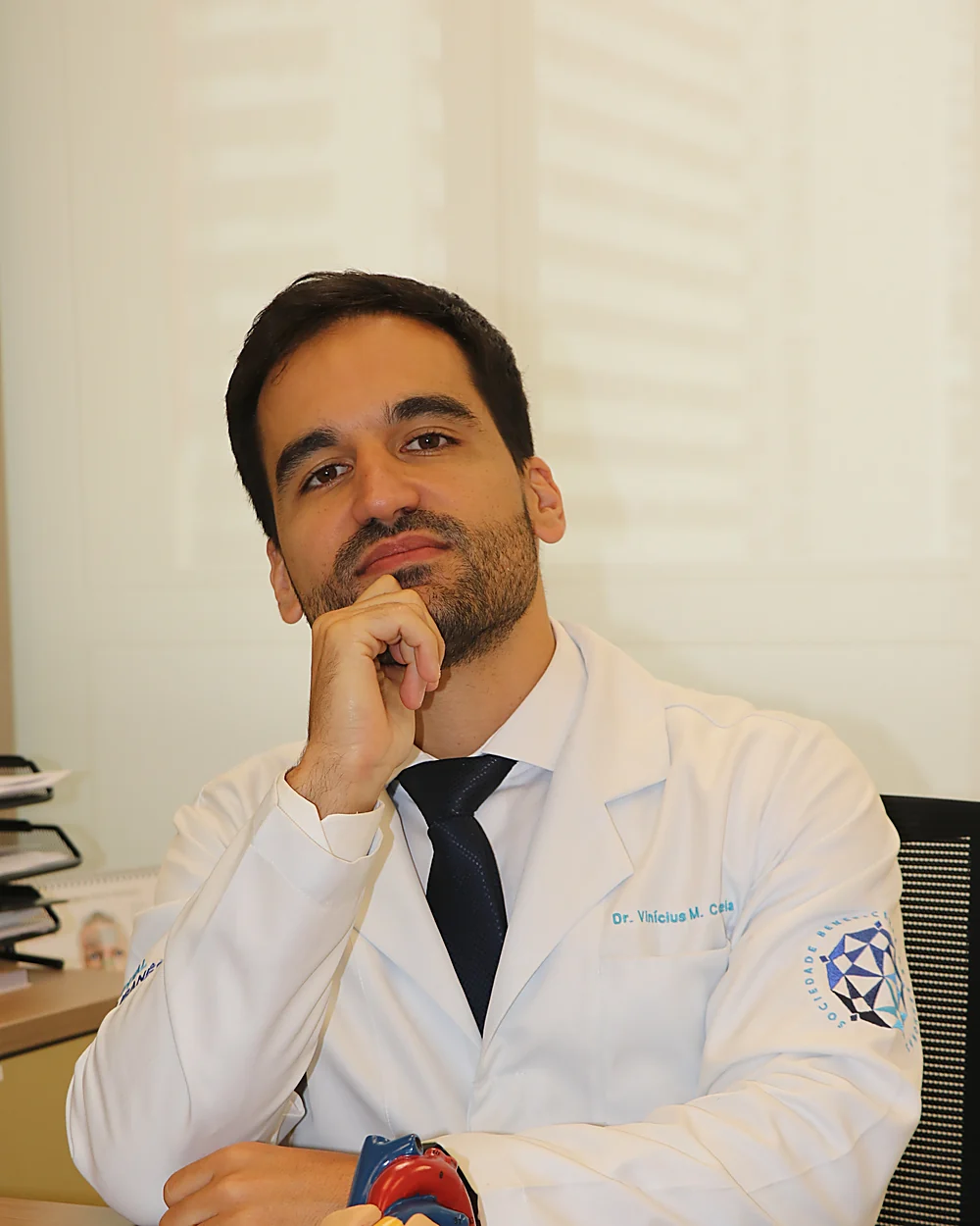 Dr. Vinícius Correia em atendimento no consultório