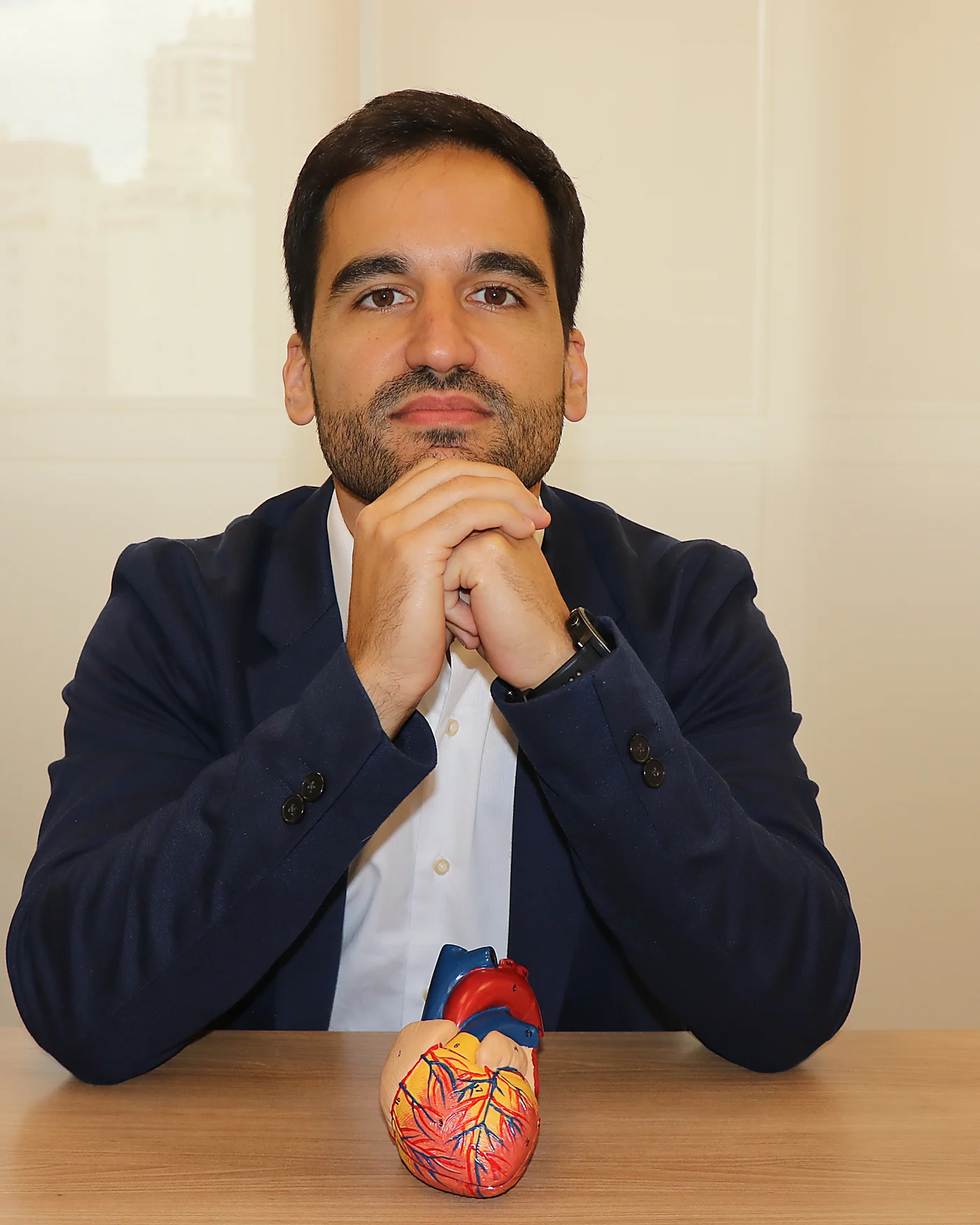Dr. Vinícius Correia segurando um modelo anatômico do coração