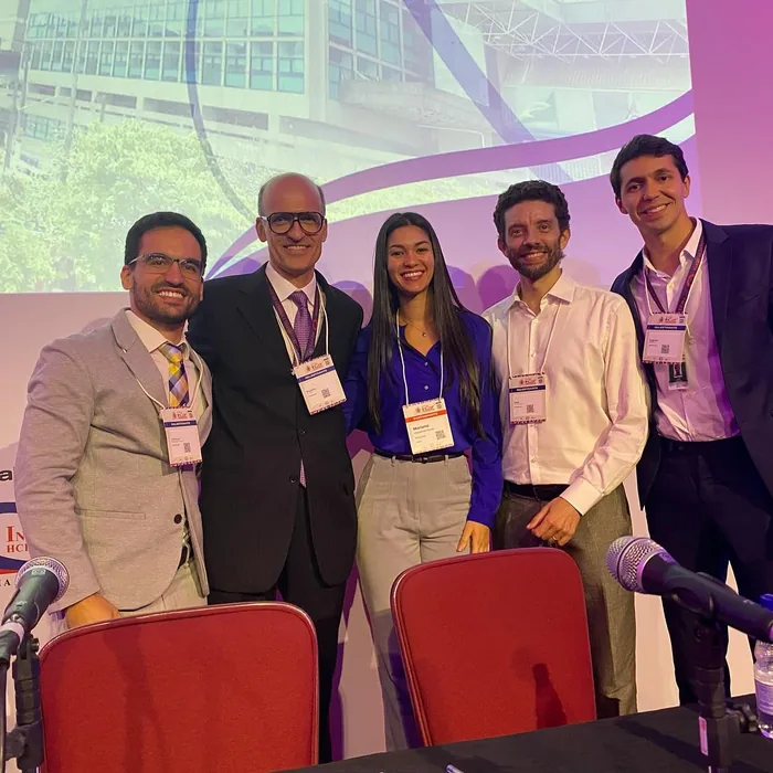 Dr. Vinícius Correia com colegas em painel de debate científico