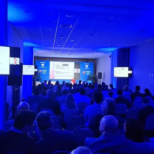 Auditório durante aula do Dr. Vinícius Correia em congresso