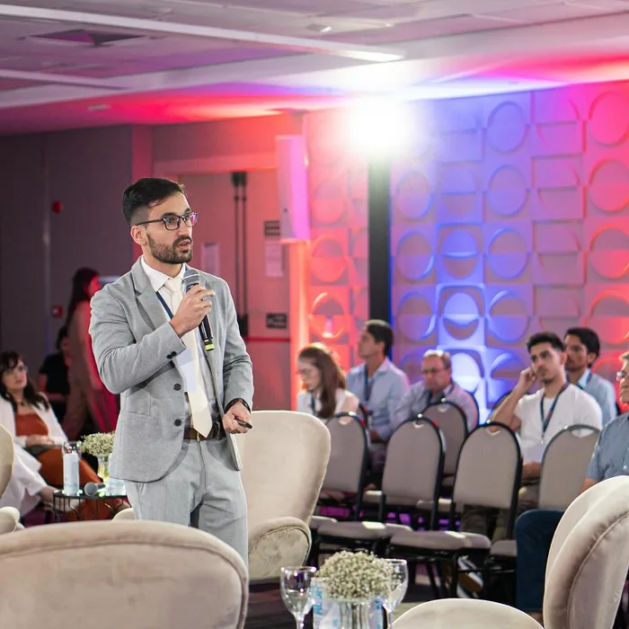 Dr. Vinícius Correia palestrando para plateia em congresso de cardiologia